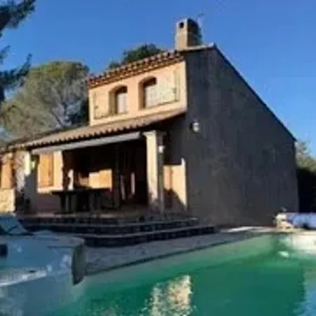 Avec Piscine à Saint-raphaël Et Vue Sur La Montagne