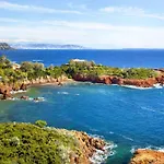 Avec Piscine à Saint-raphaël Et Vue Sur La Montagne Saint-Raphaël