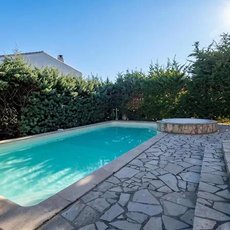 Avec Piscine A Saint-raphael Et Vue Sur La Montagne