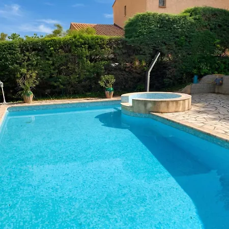 Avec Piscine A Saint-raphael Et Vue Sur La Montagne Villa