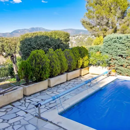 Avec Piscine A Saint-raphael Et Vue Sur La Montagne