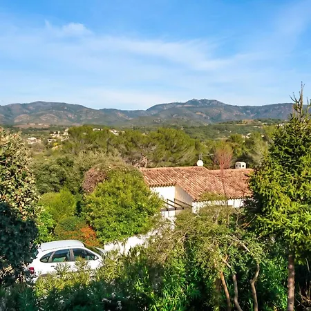 Avec Piscine A Saint-raphael Et Vue Sur La Montagne