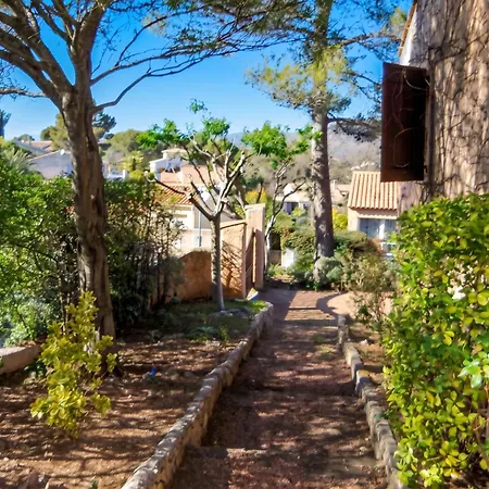 Avec Piscine A Saint-raphael Et Vue Sur La Montagne Villa