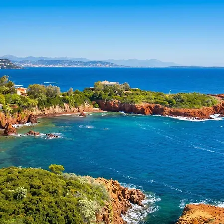 Avec Piscine A Saint-raphael Et Vue Sur La Montagne Villa *
