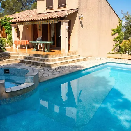 Avec Piscine A Saint-raphael Et Vue Sur La Montagne *